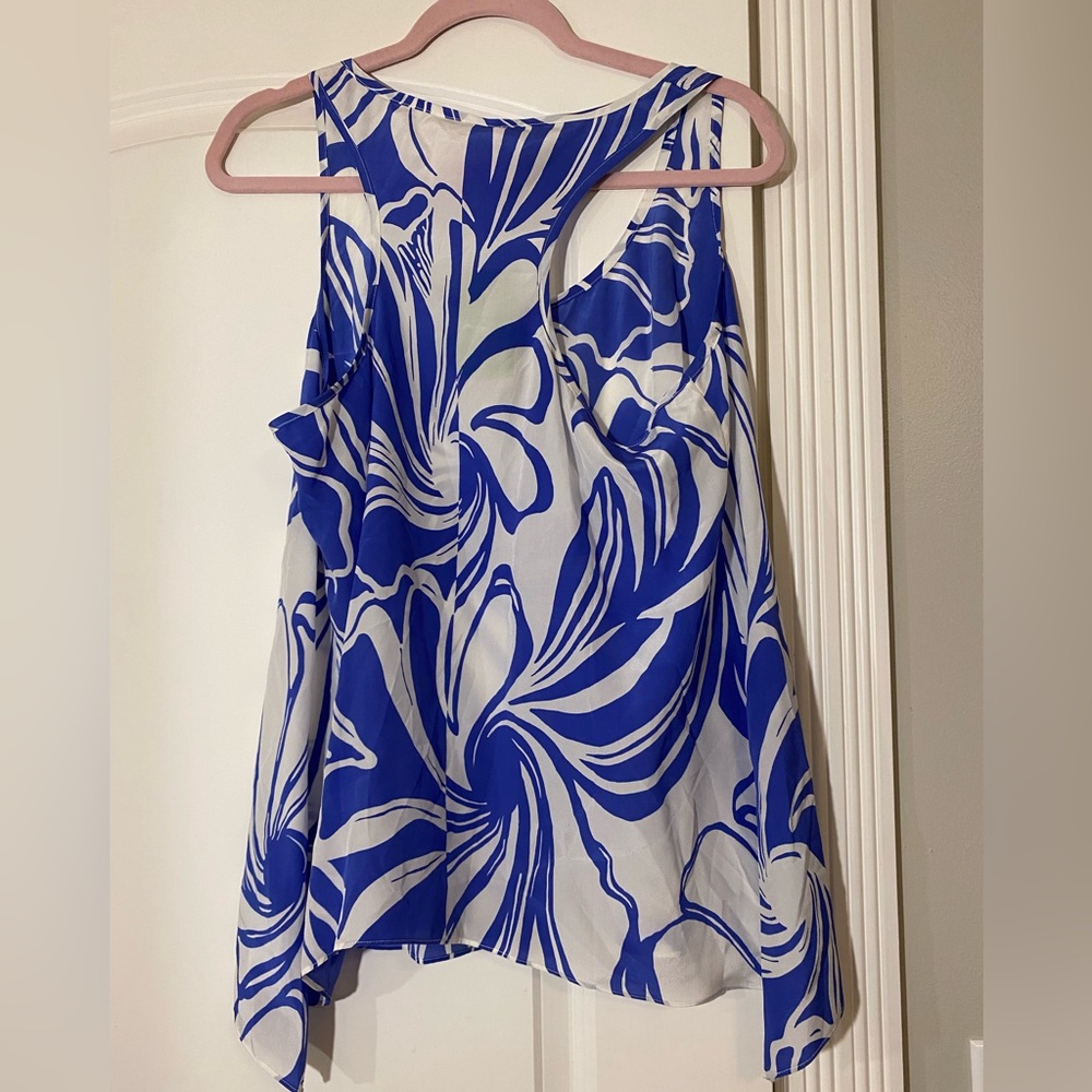 Lilly Pulitzer Blue and White Printed Scoop Neck Tank - Picture 4 of 8
